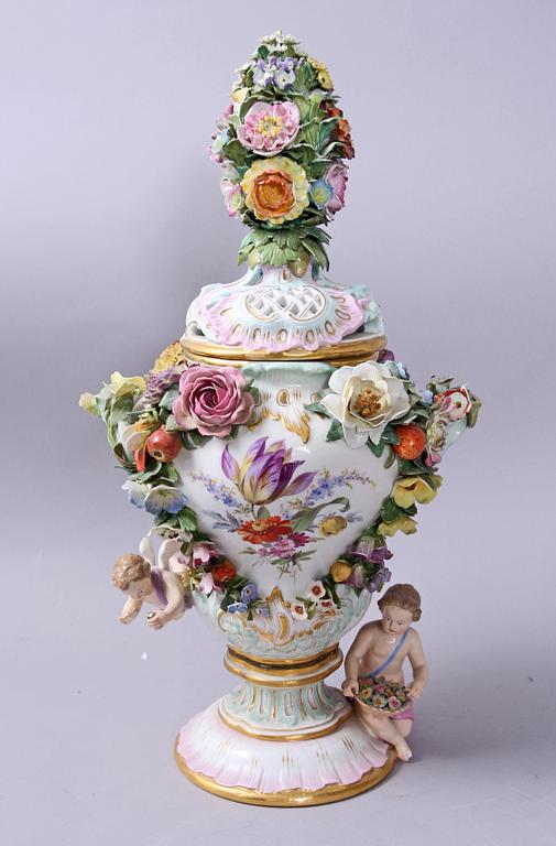 URNA MED LOCK, porslin, Meissen, 1900-talets första hälft.