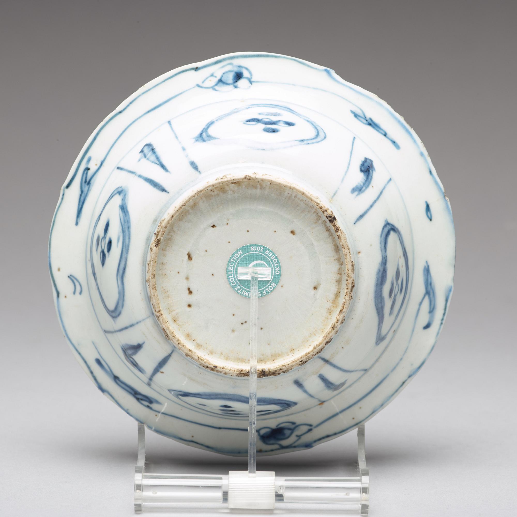 A group of three blue and white dishes, Ming dynasty, Wanli (15732-1620).