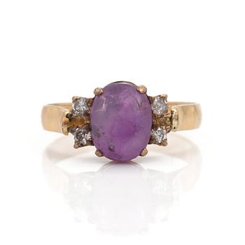 RING med lila stjärnsafir ca 3,30ct,  samt briljantslipade diamanter totalt ca 0,14ct.