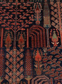 ANTIQUE/SEMI-ANTIQUE BIDJAR. 352 x 229,5 cm (as well as approximately 3 cm of flat weave at each end).
