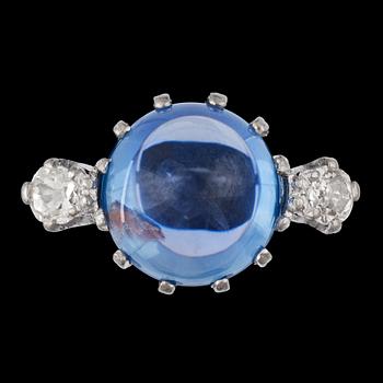 1414. RING, cabochonslipad blå safir, 7.71 ct samt antikslipade diamanter, ca 0.35 ct.