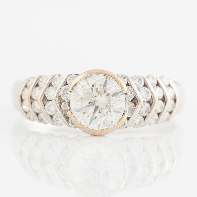 Ring 18K gold with round brilliant-cut diamonds.