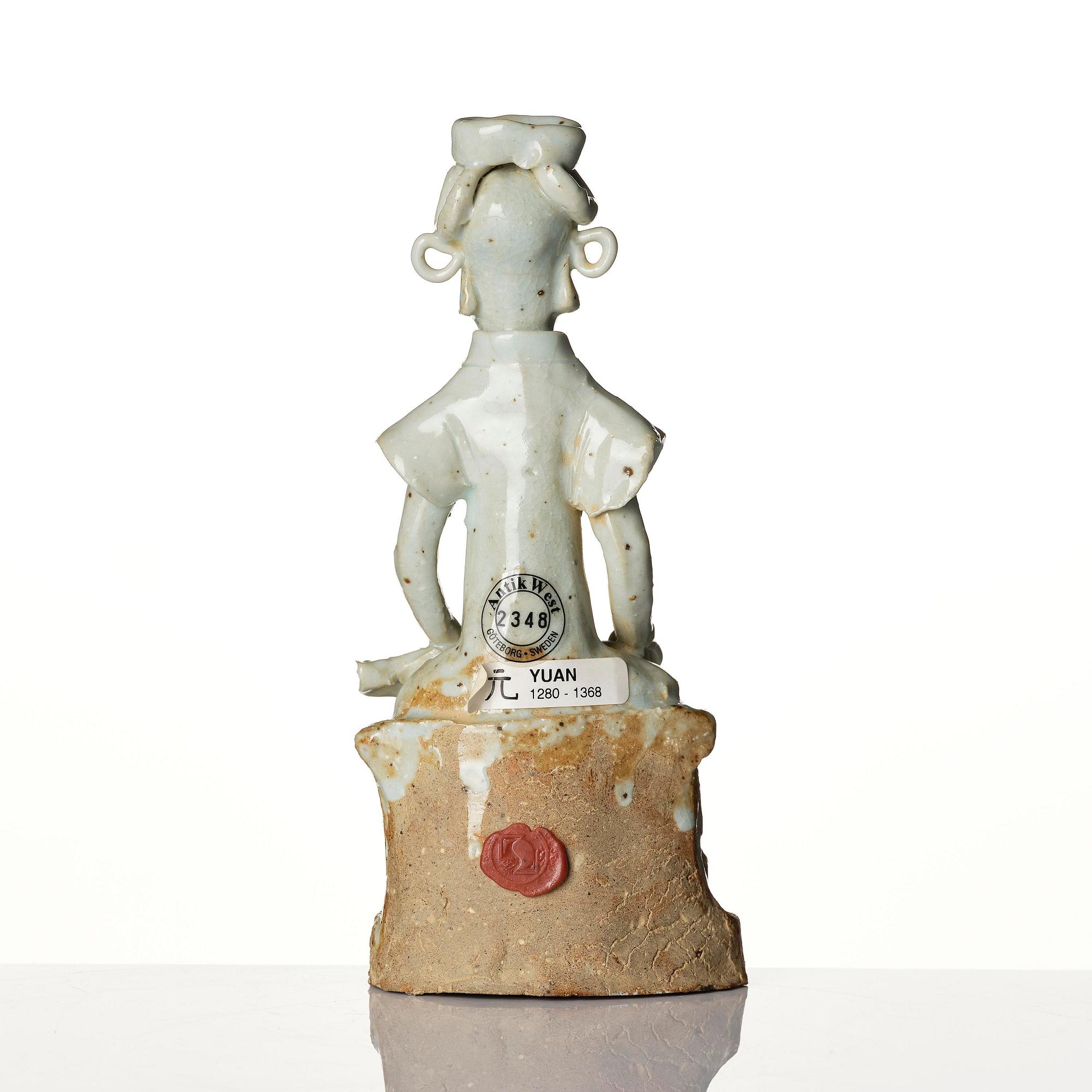 Figurin, vitglaserad. Yuan/Mingdynastin.