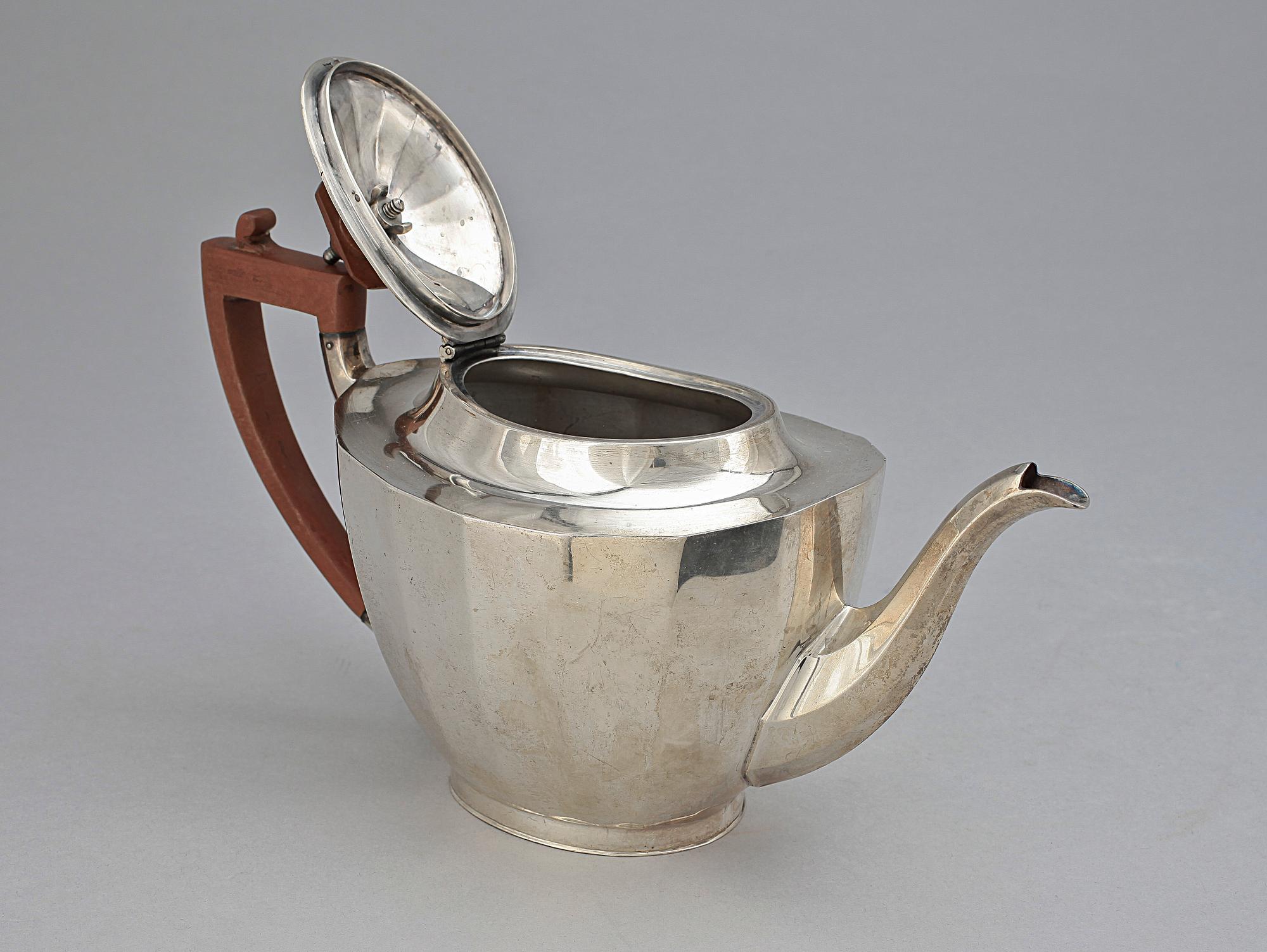 TÉKANNA, silver, Mappin & Webb Sheffield, England, 1929-30. Tot vikt ca 560 gram.