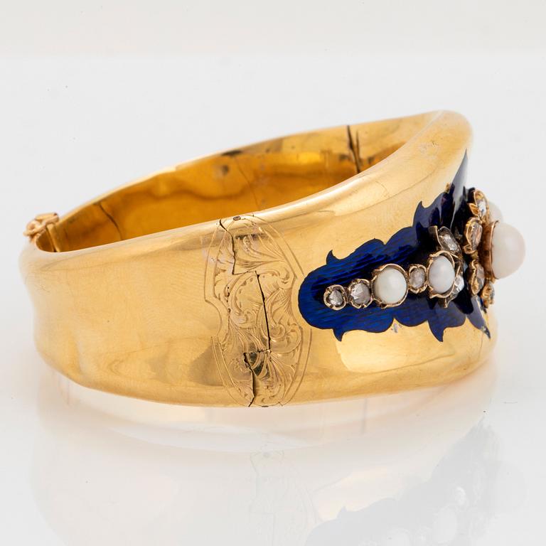 An 18K gold bracelet partly enamelled set with pearls and rose-cut diamonds.