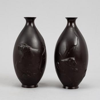 A pair of Japanse bronze vases, Meiji period (1868-1912).