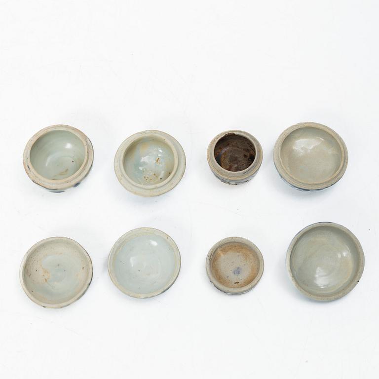 Vaser, tre stycken, askar med lock, fyra stycken samt skål, porslin, Kina, delvis Mingdynastin.