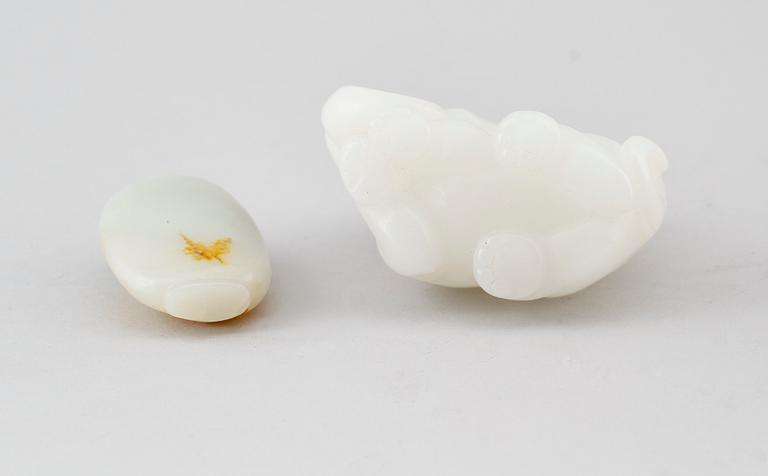 FIGUR OCH SNUSFLASKA, nefrit, 1900-/2000-tal.