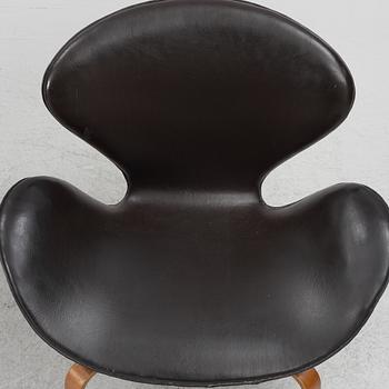 Arne Jacobsen, fåtöljer, ett par, modell 1166, ”Svanen”, Fritz Hansen, Danmark, 1900-talets andra hälft.