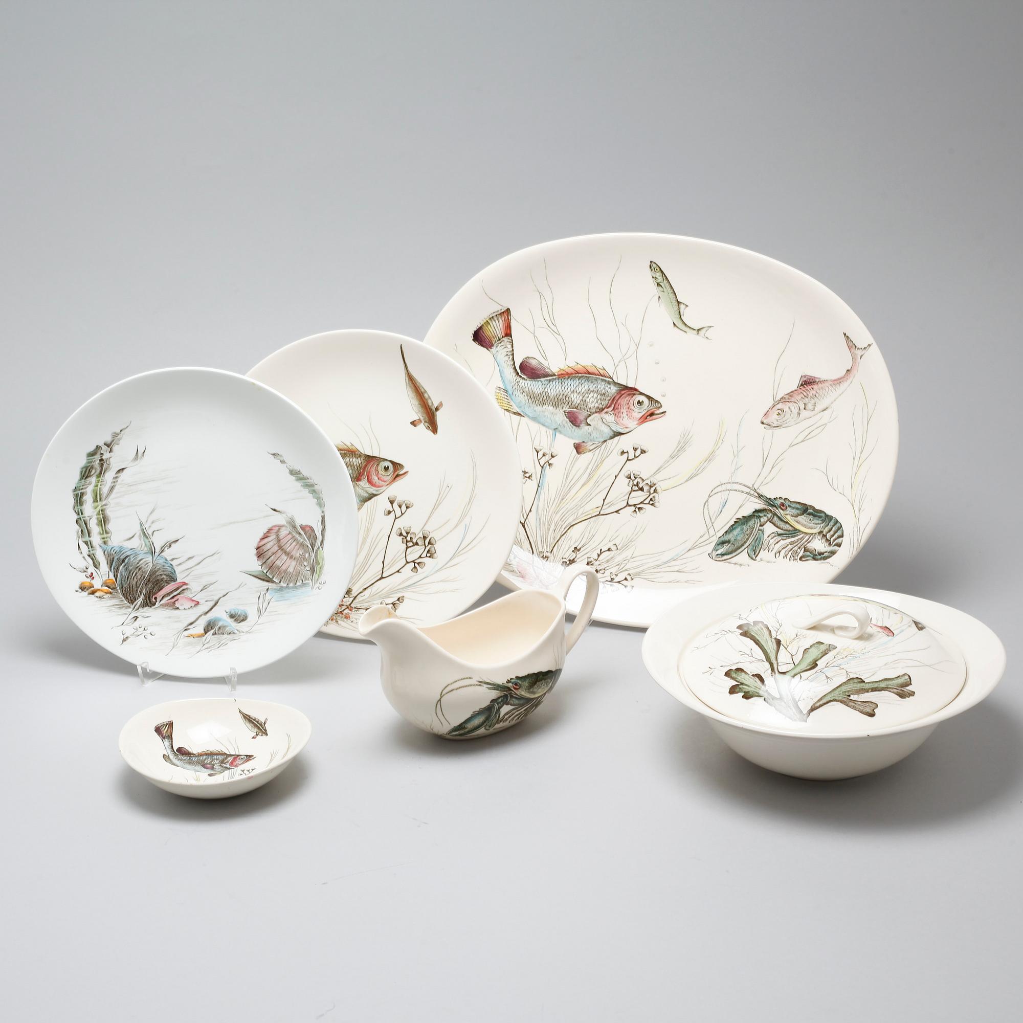 17 pieces of eartheware tableware from Johnson Bros, England, second half of the 20th century.