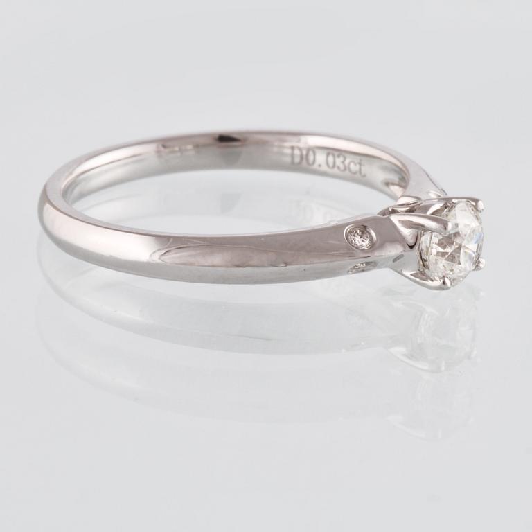 RING, 18K vitguld med briljantslipad diamant 0.38 ct samt 4 små briljantslipade diamanter ca 0.03 ct. Vikt 2,8 gram.
