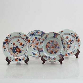 An Imari porcelain bowl and four plates, China, qing dynasty, 18th century.