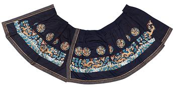 424. SKIRT, silk. Late Qing dynasty (1644-1912). Height 76 cm.