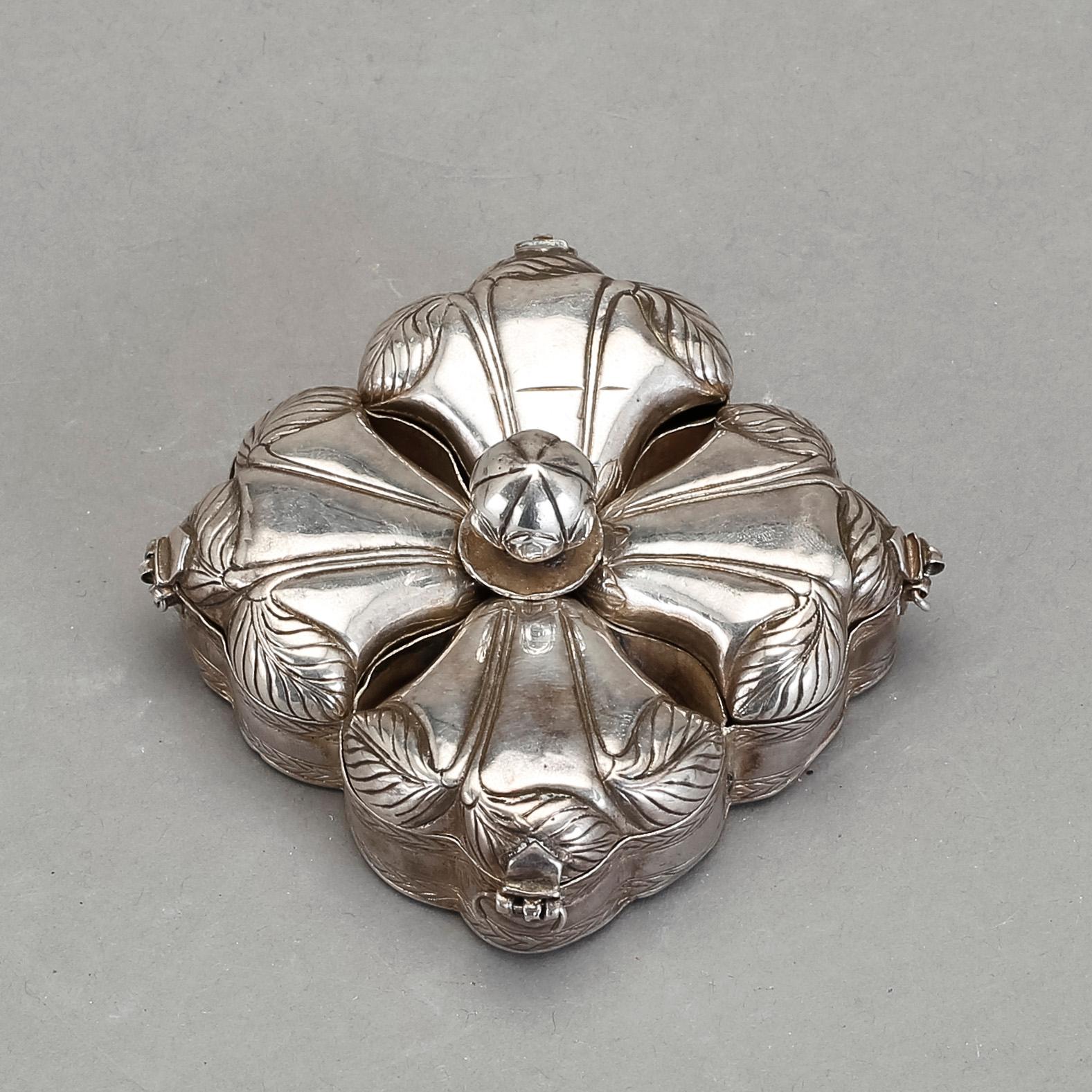 KRYDDKAR, silver. Förefaller ostämplat, 1800-tal. Vikt ca 103 gram.