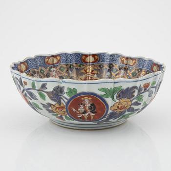 A large imari nanban ship bowl, Meiji period (1868-1912).