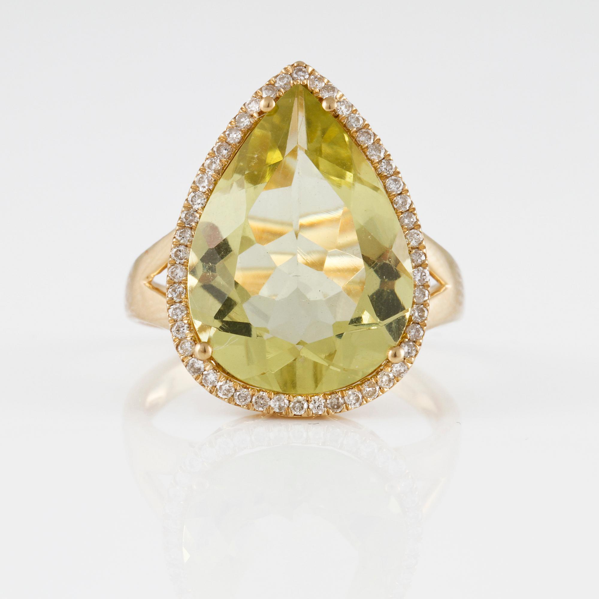 RING, 18K guld med fasettslipad topas ca 7,24 ct samt briljantslipade diamanter ca 0.26 ct. Vikt 5,5 gram.