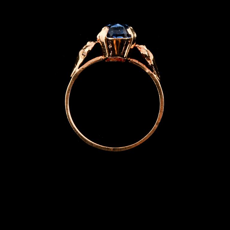 RING, 18K guld med fasettslipad syntetisk spinell, Varese, Italien. Vikt 2,5 g.