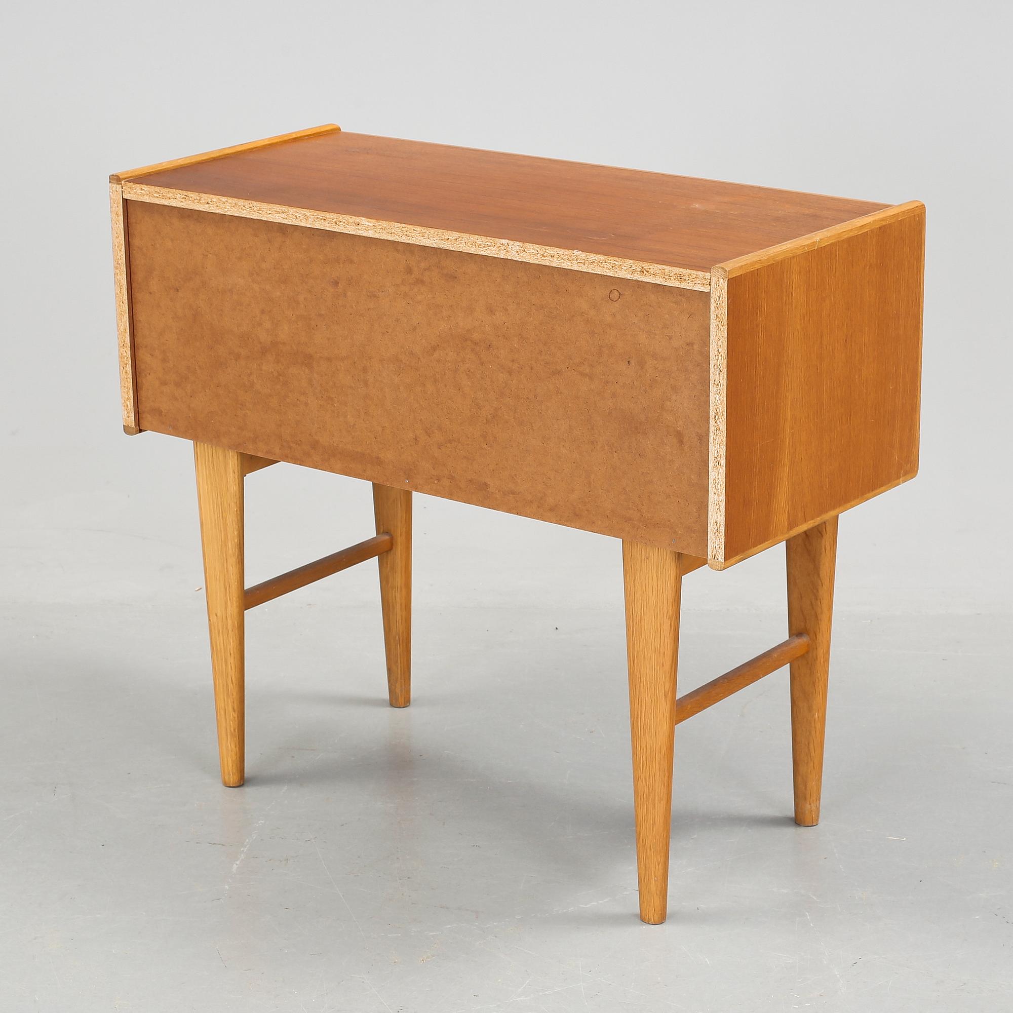 BYRÅ, ek och teakfanér, 1960-tal.