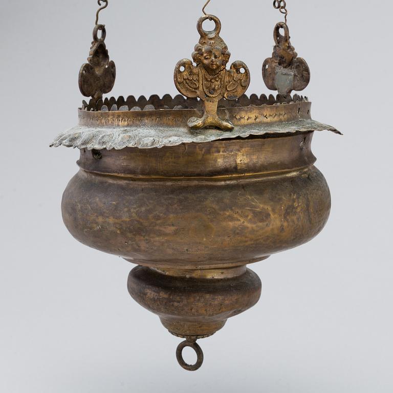 AN 18TH CENTURY BRASS HANGING POT.