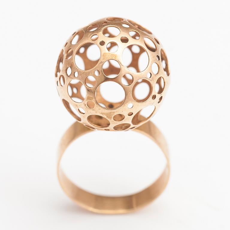 LIISA VITALI, SORMUS "Leppäkerttu", 14K kultaa, Westerback, Helsinki 1970.