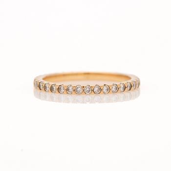 Alliansring, 18k guld med briljantslipade diamanter.