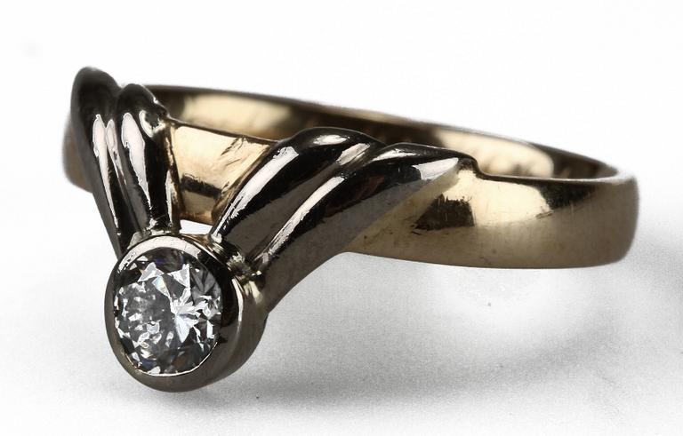 RINGAR, 2 st, 18k guld samt briljantslipad diamant,  0,29 enl intyg.