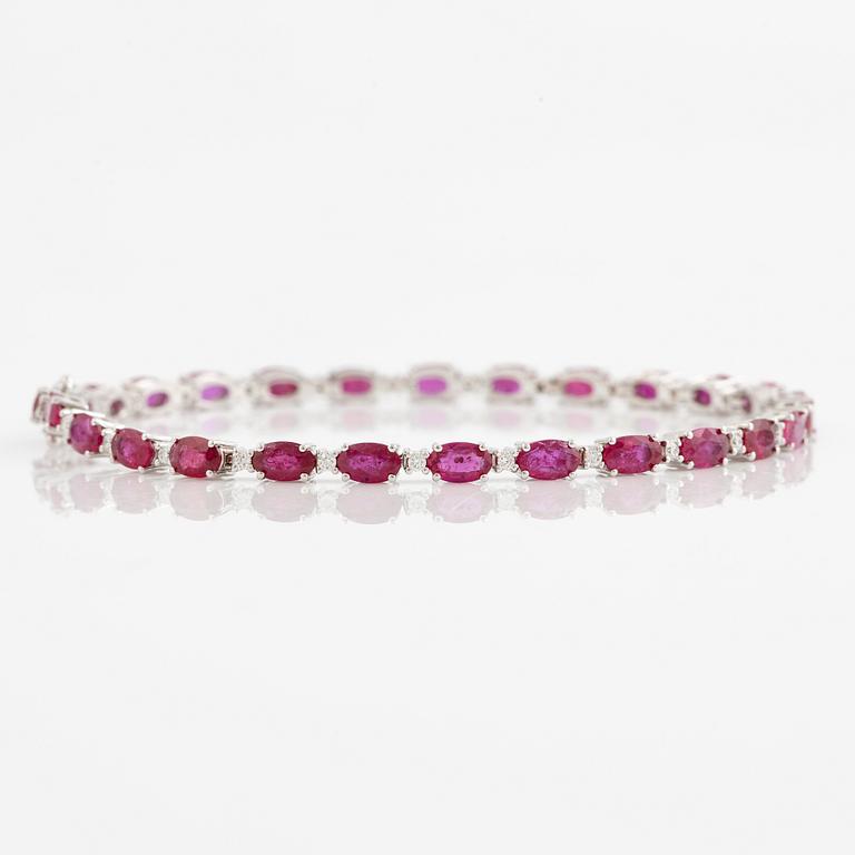 Bracelet 18K white gold with rubies and brilliant-cut diamonds.