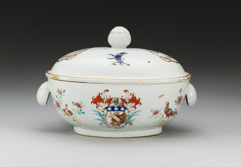 TERRIN med LOCK, vapenporslin. Qing dynastin, Qianlong (1736-95) ca 1746.