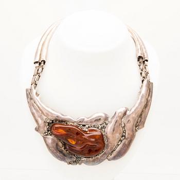 Aniela Wojdyno-Pasquini, An amber and silver necklace.
