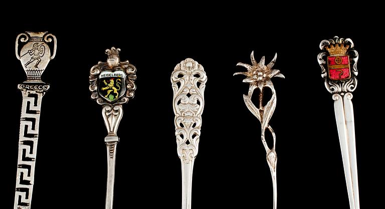 PARTI SILVER, 38 delar, delvis låghaltigt, bl a London och svenska importstämplar, 1700-, 1800- och 1900-tal. Vikt 623 g.
