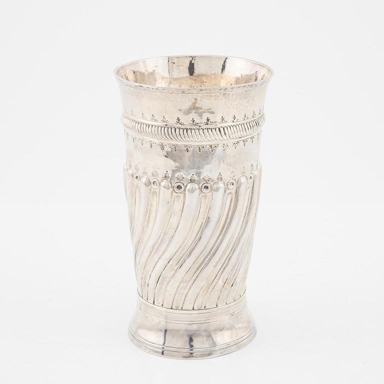 A British silver beaker, unclear makers mark, London 1821.