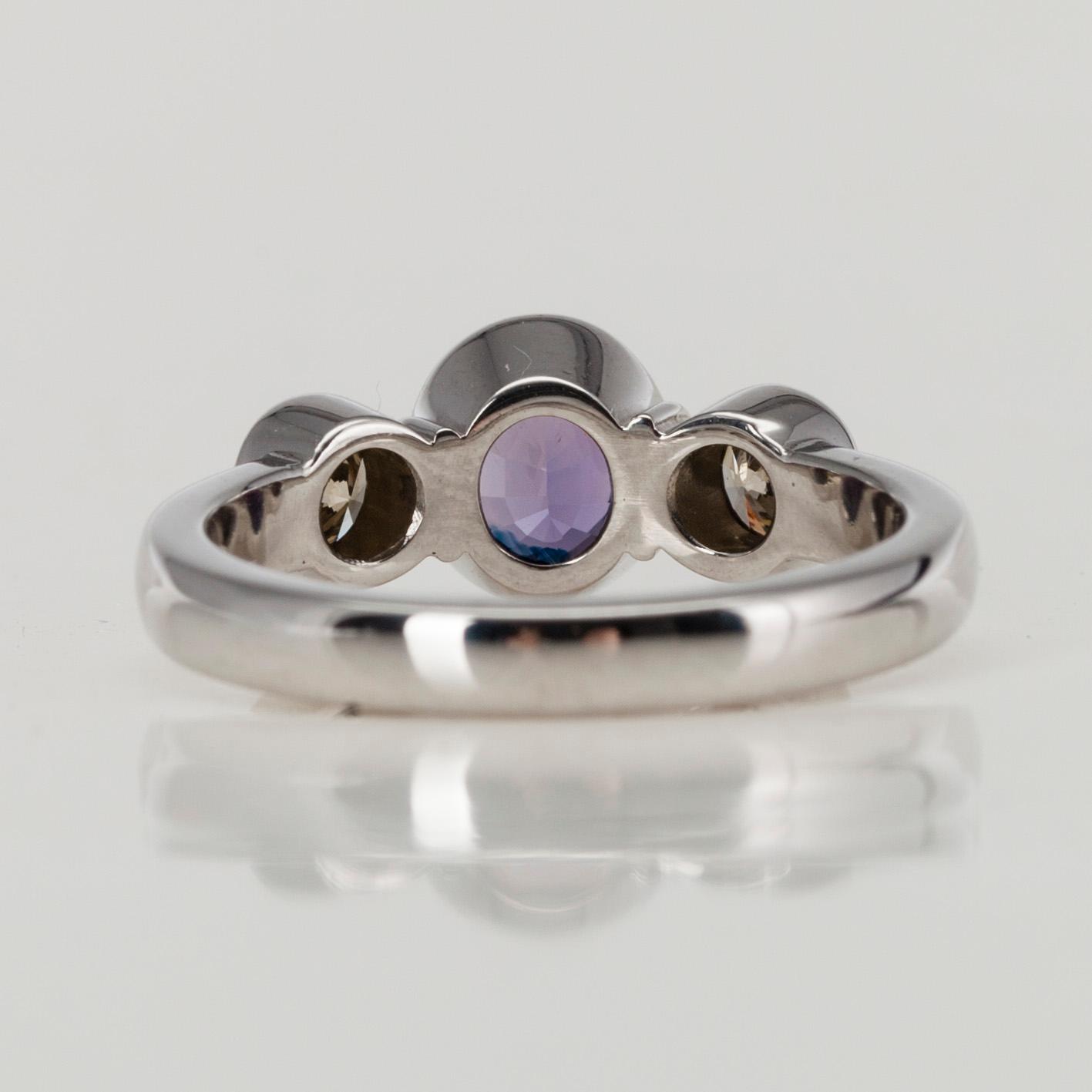 RING, 18K vitguld, safir ca 1,2 ct, 2 diamanter tot. 0,44 ct. Pekka Kulmala, Helsingfors. Vikt 5,8 g.