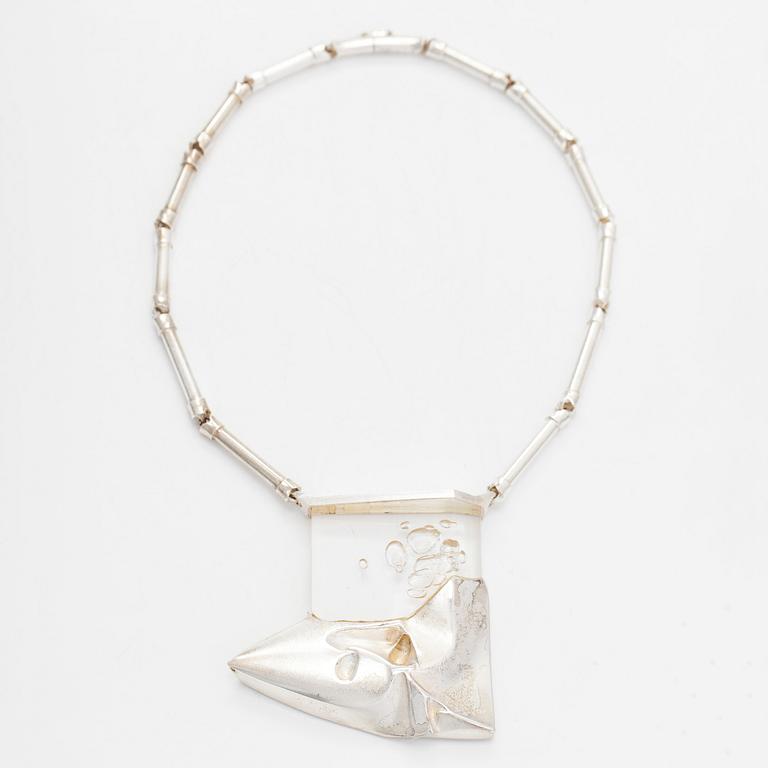 Björn Weckström, kaulakoru, "Talvipäivä", sterlinghopeaa ja akryyli, Lapponia 1991.