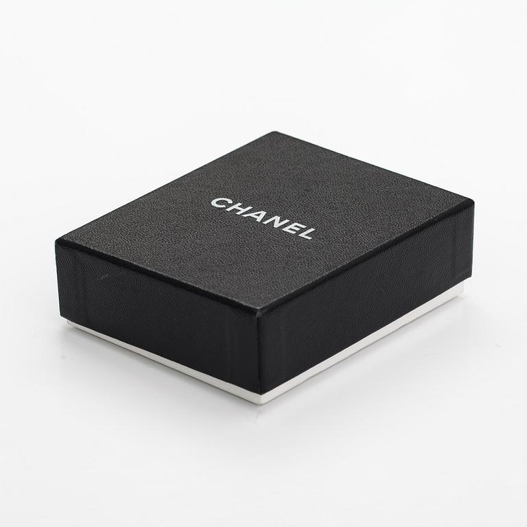 Chanel, Örhängen, guldfärgad metall och pärlimitation. Märkta Chanel 94 A Made in France.