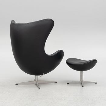 Arne Jacobsen, fåtölj med fotpall, "Ägget", Fritz Hansen, Danmark, 2016.