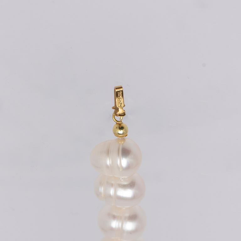 Necklace, cultured freshwater pearls and clasp 14K gold.