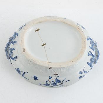 A blue and white porcelain tureen with cover, China, Qianlong (1736-95).