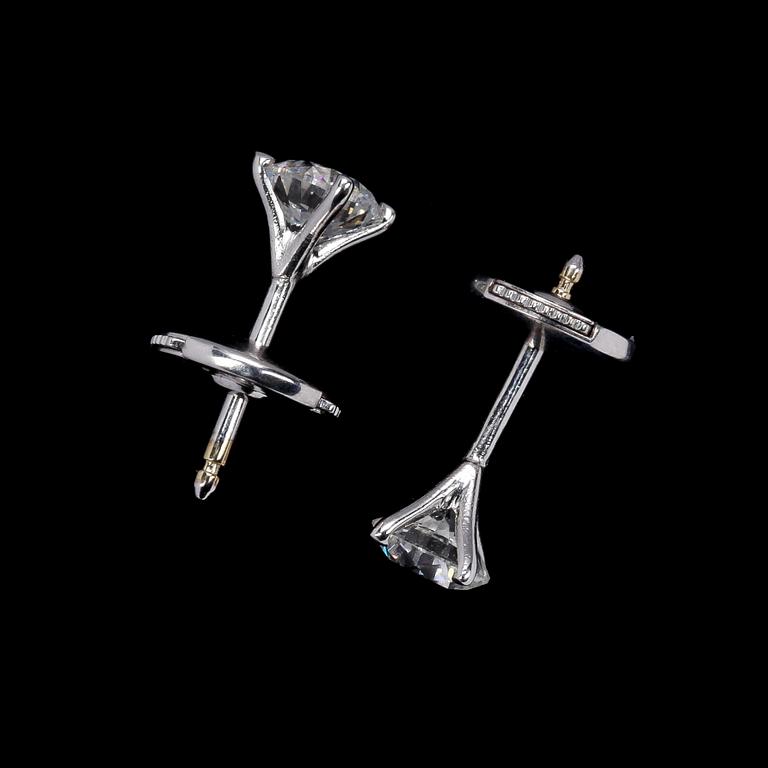 ÖRHÄNGEN, vardera 0.50 ct briljantslipade diamanter. Cert IGI D/VVS.