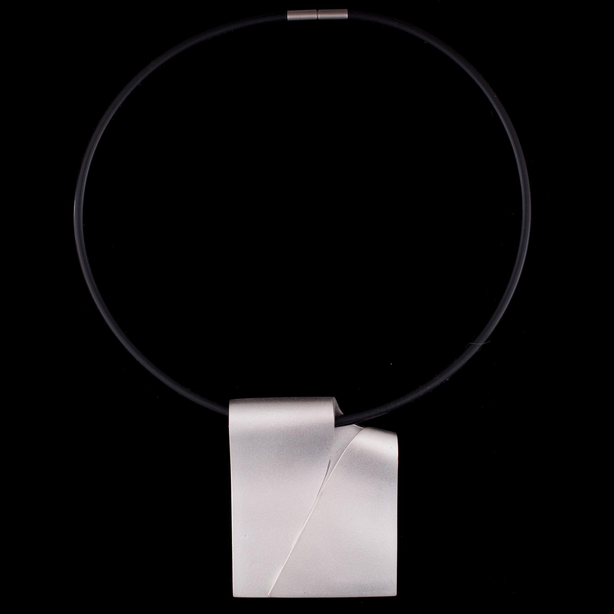 HALSSMYCKE, "Bold", sterlingsilver, silikonband. Pekka Hirvonen Lapponia 2010.