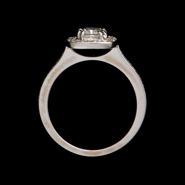 A RING, 18K white gold, cushion cut diamond, brilliant cut diamonds. Weight c. 5.0 g.