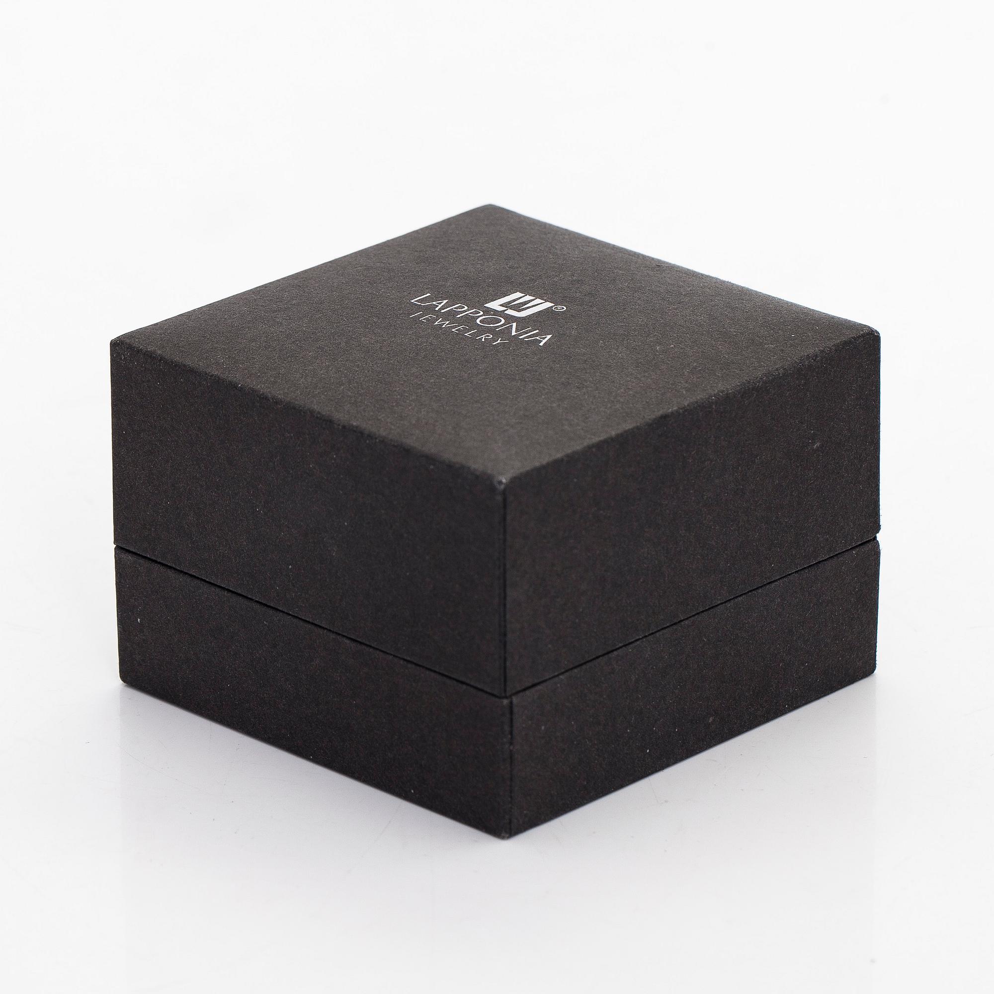 Björn Weckström, sormus, Contempo, viistehiottu vuorikristalli, hopeaa, Lapponia 2009.