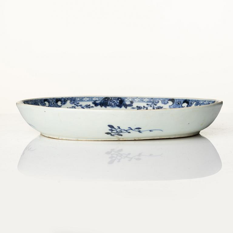 Stekfat, porslin. Qingdynastin, Qianlong (1736-95).