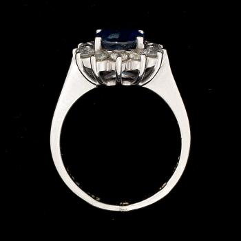 RING, 14k vitguld, safir, gammalslipade diamanter, ca 0.60ct. Vikt ca 4g.