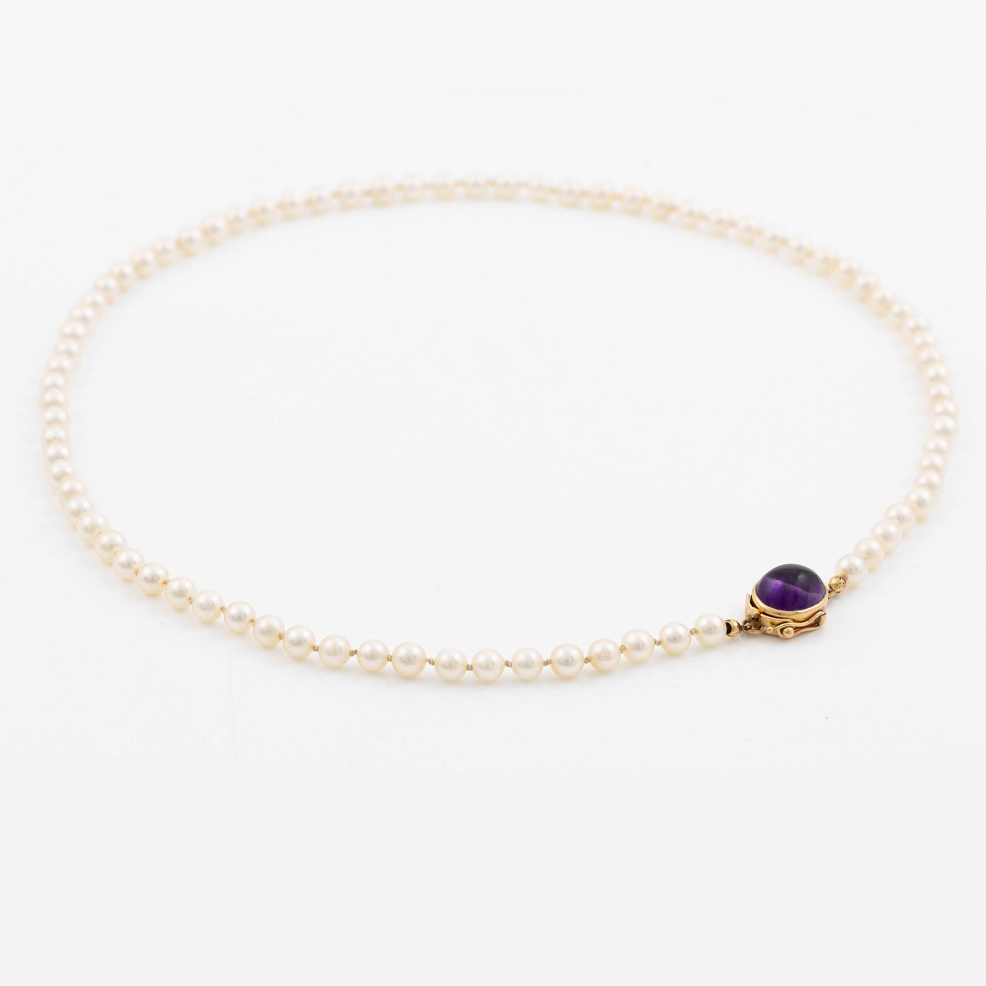 Collier odlade pärlor lås 18K guld med en cabochonslipad ametist.