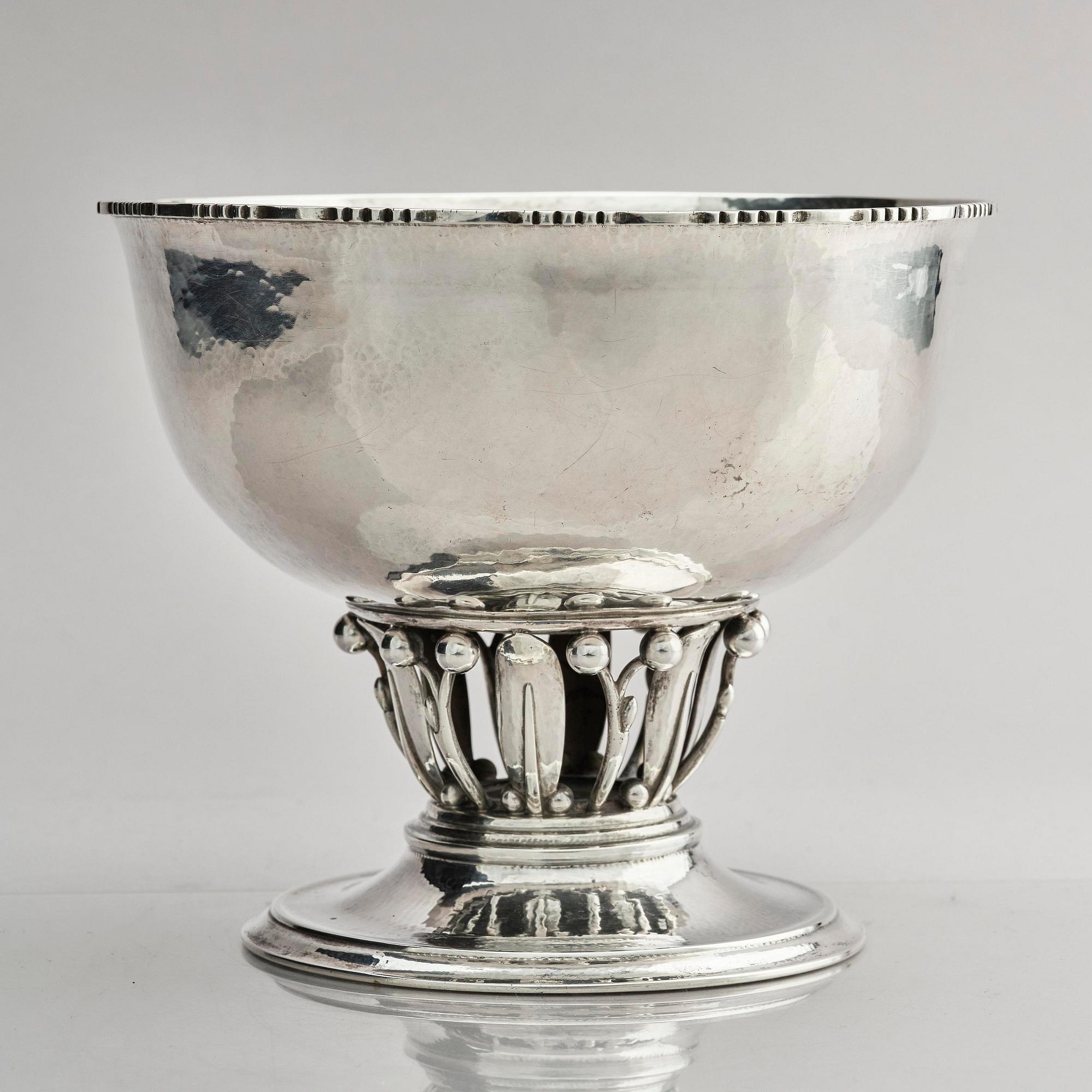 Georg Jensen, skål på fot, Köpenhamn ca 1919-21, modell 19, svenska importstämplar GABF.