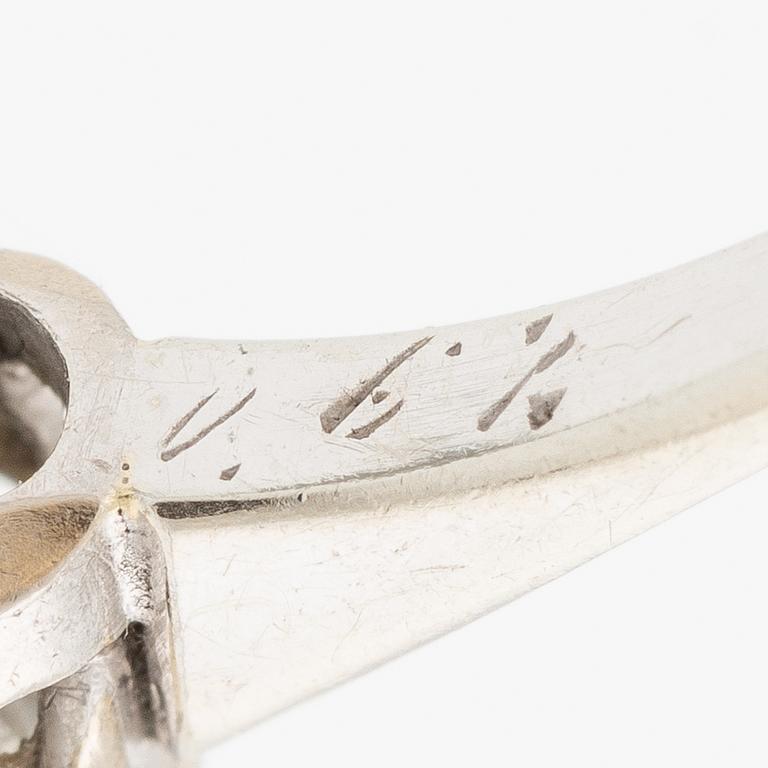 Ring 18K gold with a round brilliant-cut diamond.