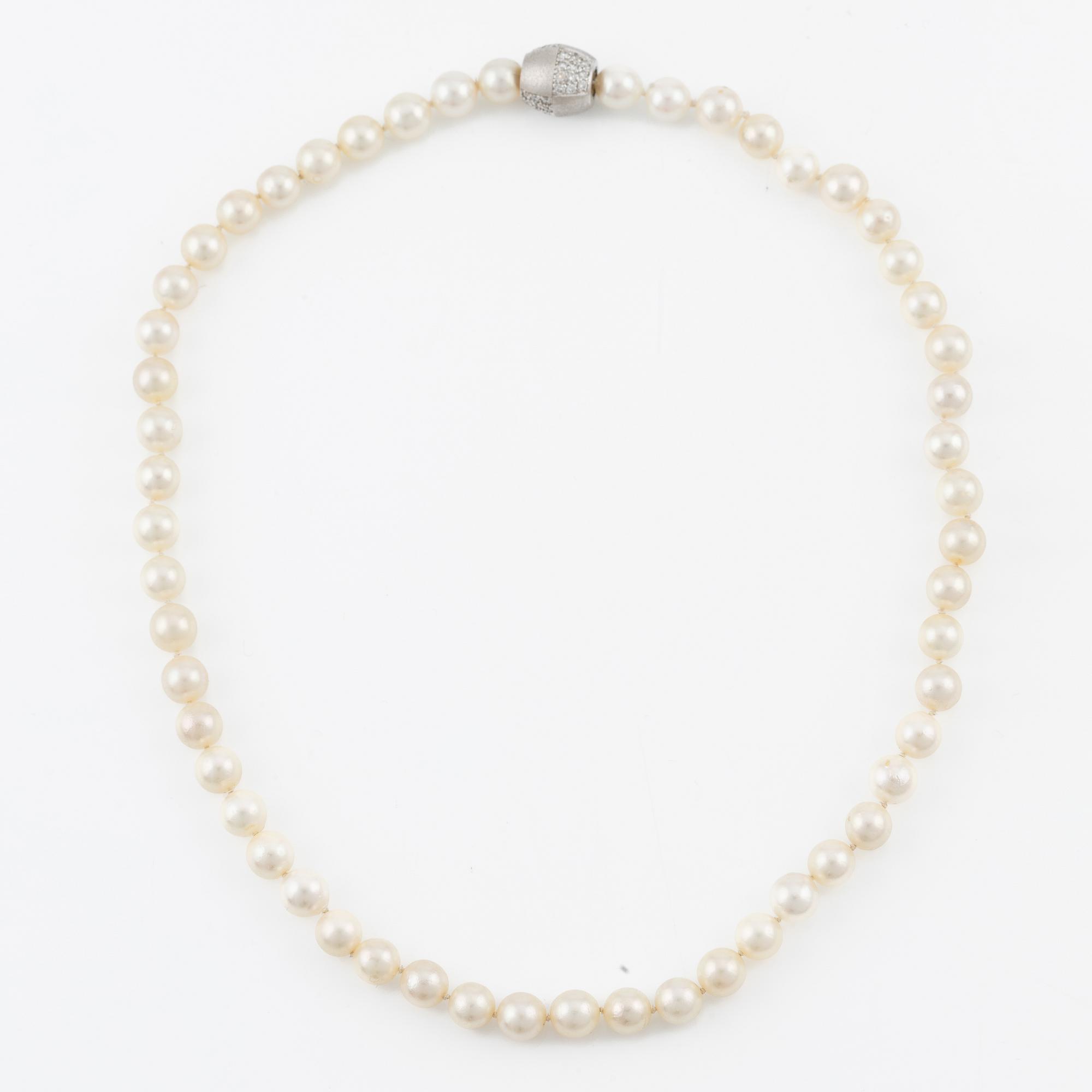 Pearl necklace, with cultured pearls, clasp in 18K white gold set with brilliant-cut diamonds.