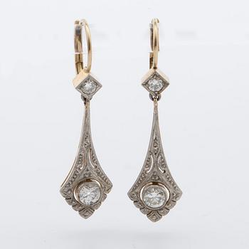 A pendant with a pair off earrings with old-cut diamonds ca 1.10 cts. 1920.