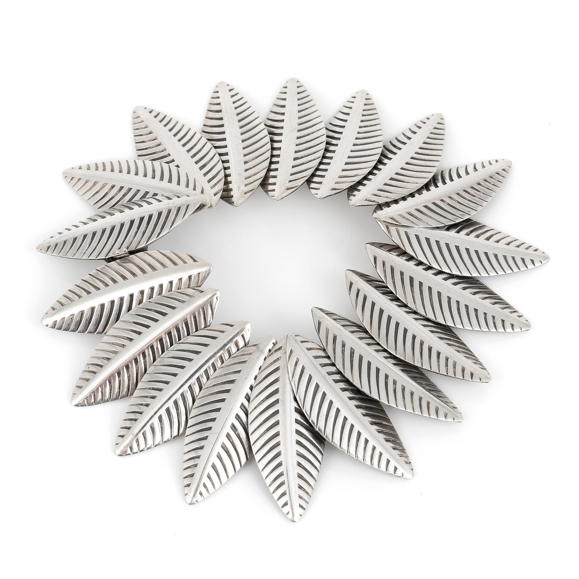 ARMLÄNK, silver, Arvo Saarela, Enköping, 1957. Vikt 39 g.Sammanlänkade bladformade detaljer.