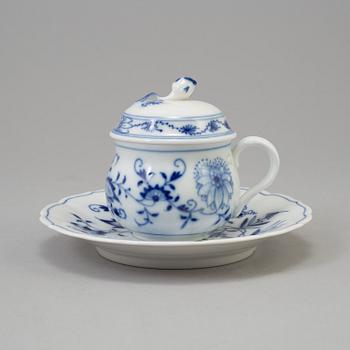 CRÈMEKOPPAR med LOCK och FAT, 12 st, BÄRTALLRIKAR, 12 st, samt DJUP TALLRIK, porslin, Meissen, 1900-tal.